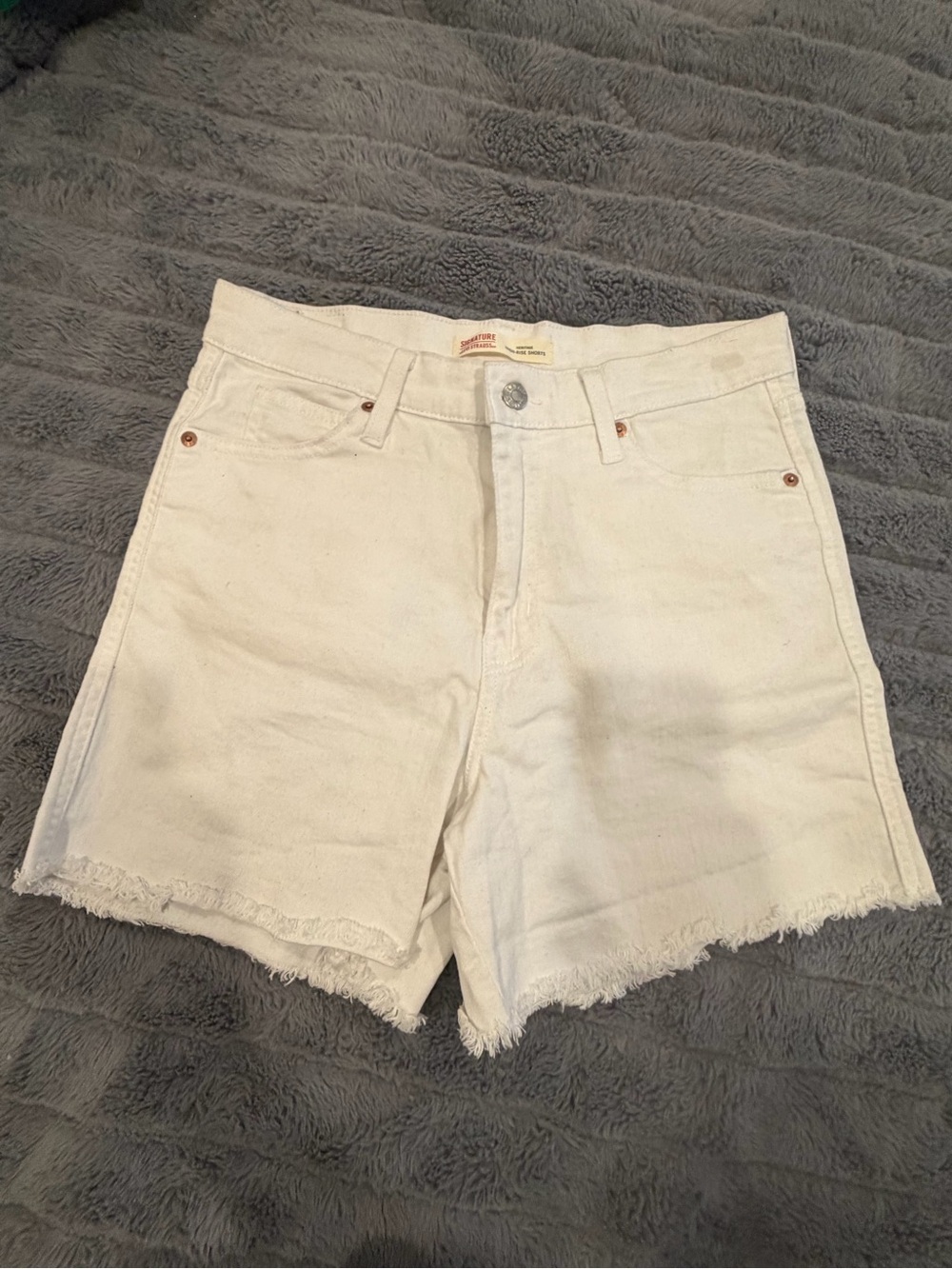 Levi's Off-White Frayed-Hem Denim Shorts